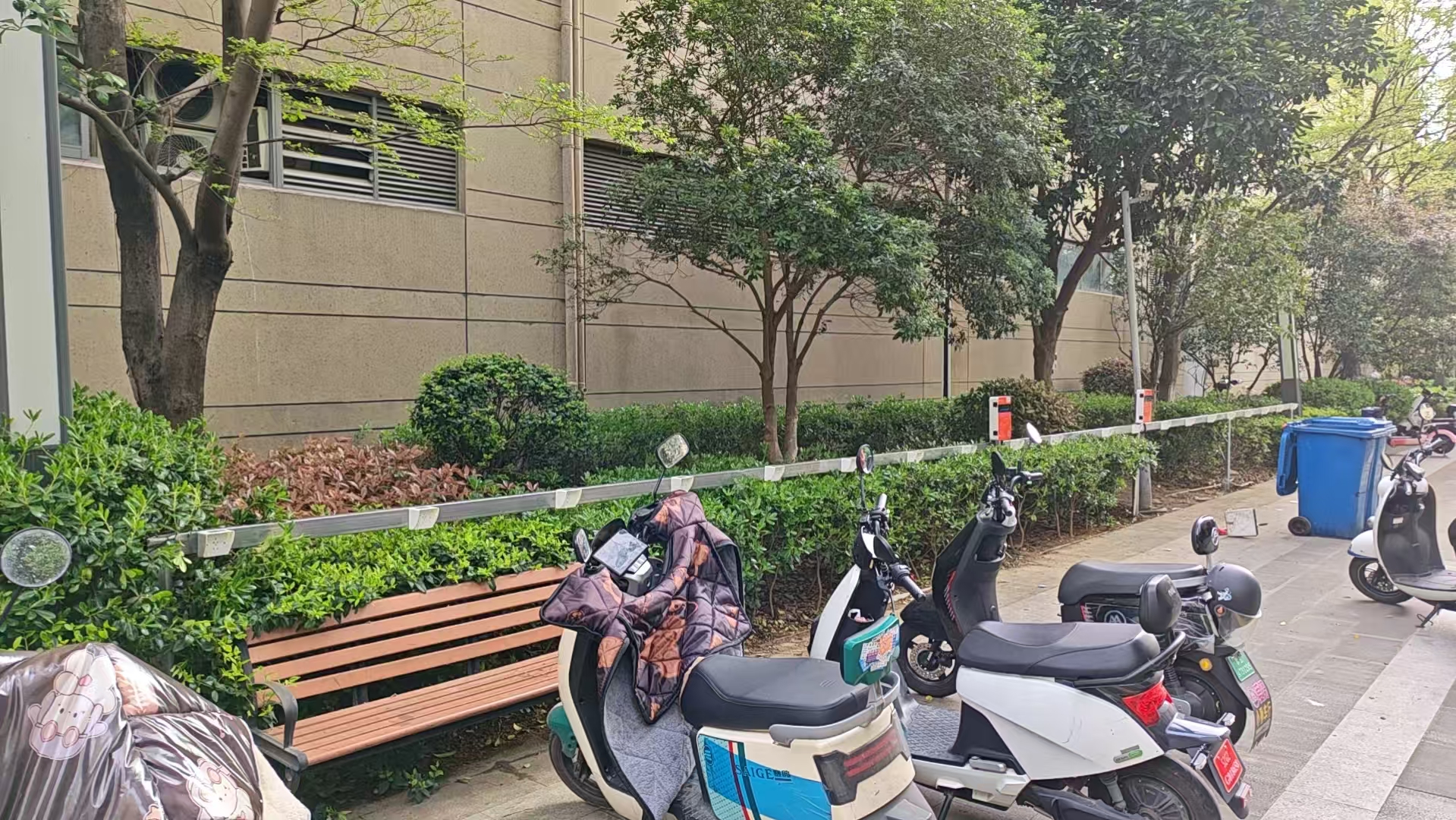 1778747070103884.jpg 工业园区联合生活广场电瓶车充电桩.jpg
